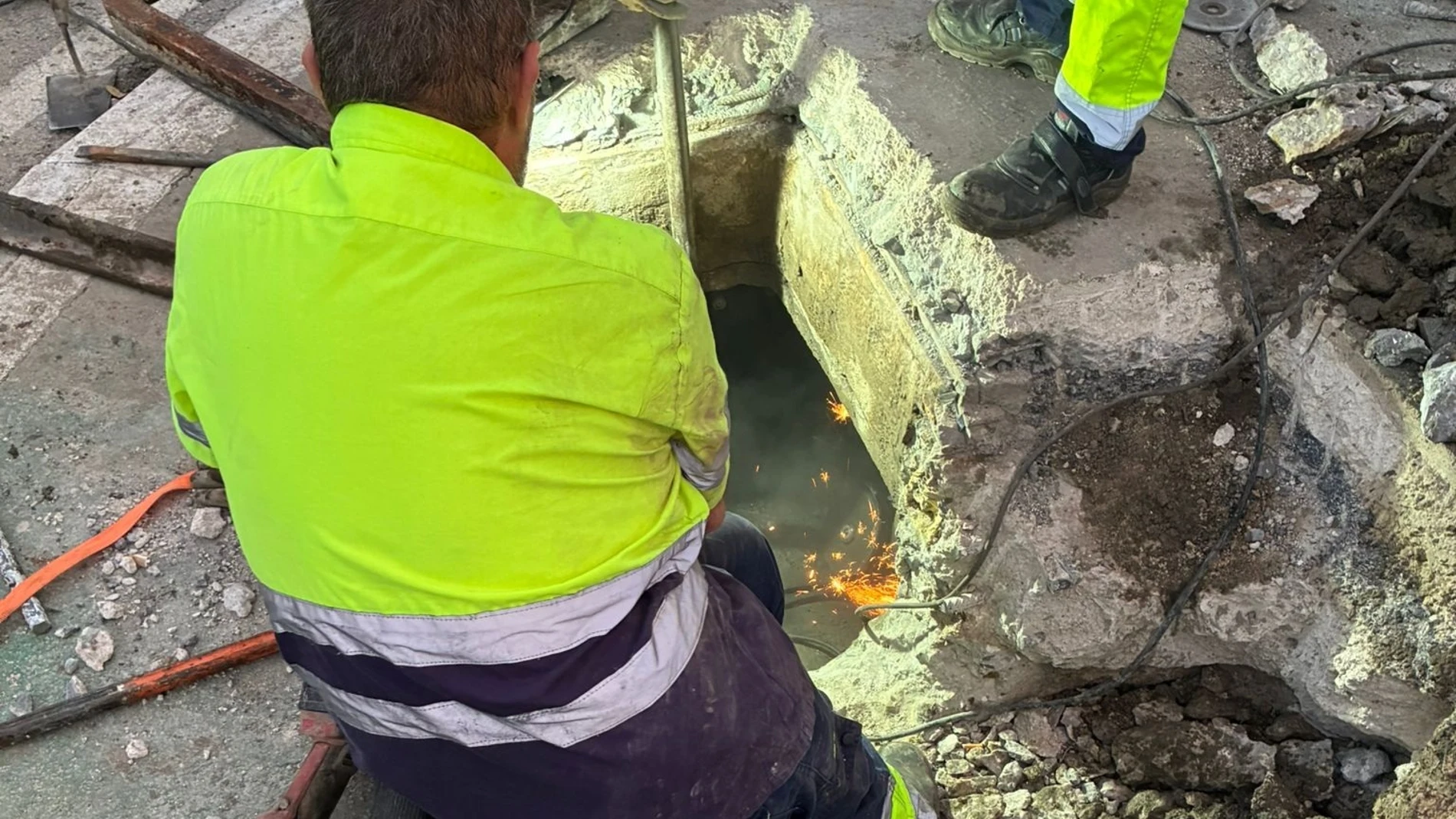 Los trabajadores actuando en la rotura en Puerto Real