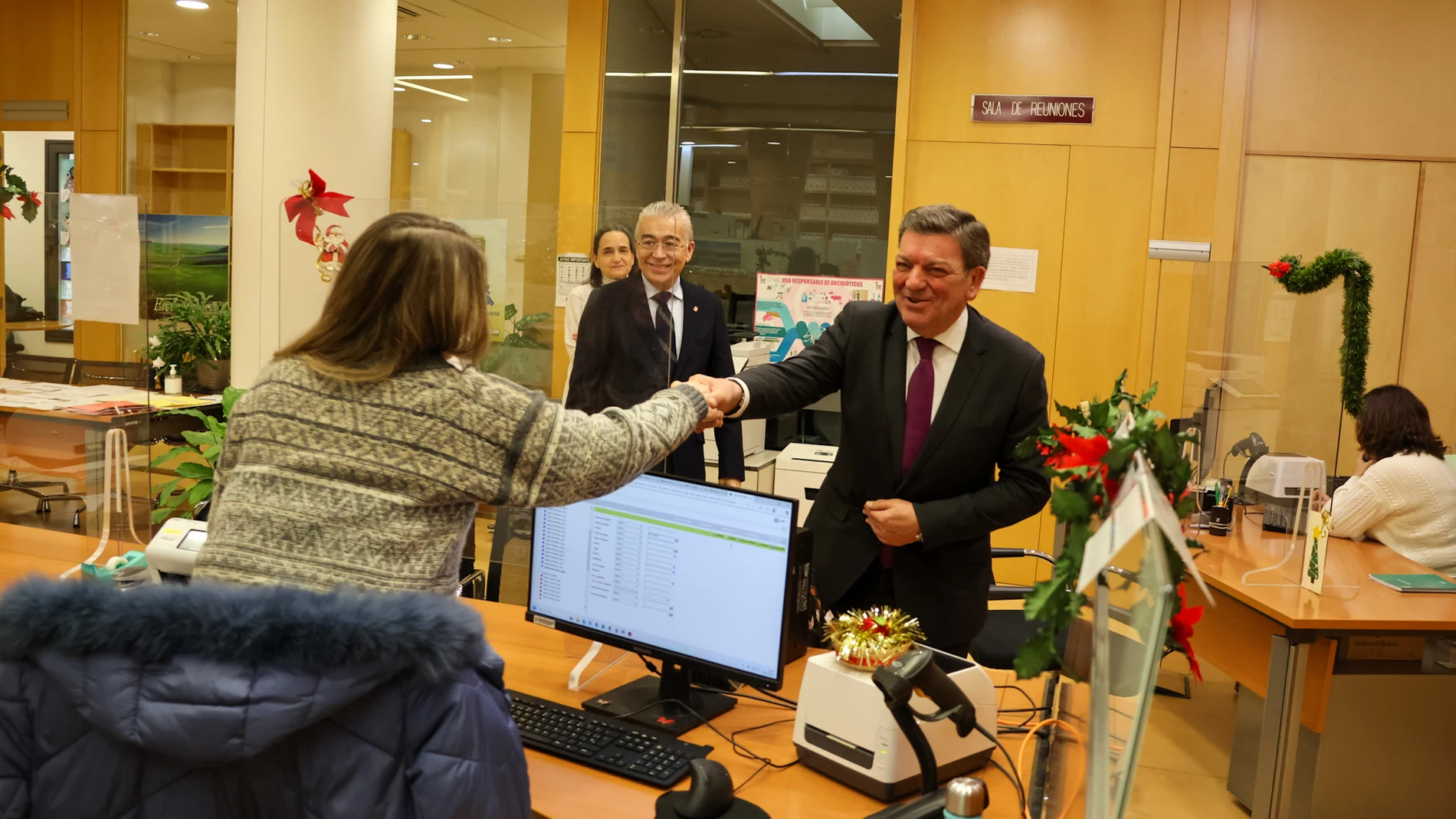 El consejero de la Presidencia, Luis Miguel González Gago, ha visitado hoy el Punto de asistencia en materia de registros de Aranda de Duero