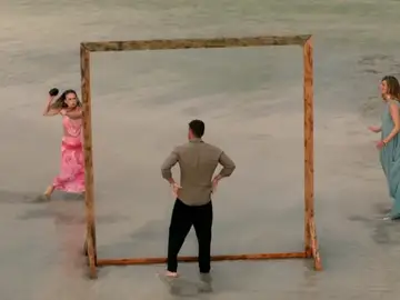 Almudena le lanza un coco a Darío ante la mirada de Sandra Barneda en el reencuentro más tenso de 'La isla de las tentaciones 9' Almudena le lanza un coco a Darío ante la mirada de Sandra Barneda en el reencuentro más tenso de 'La isla de las tentaciones 9'