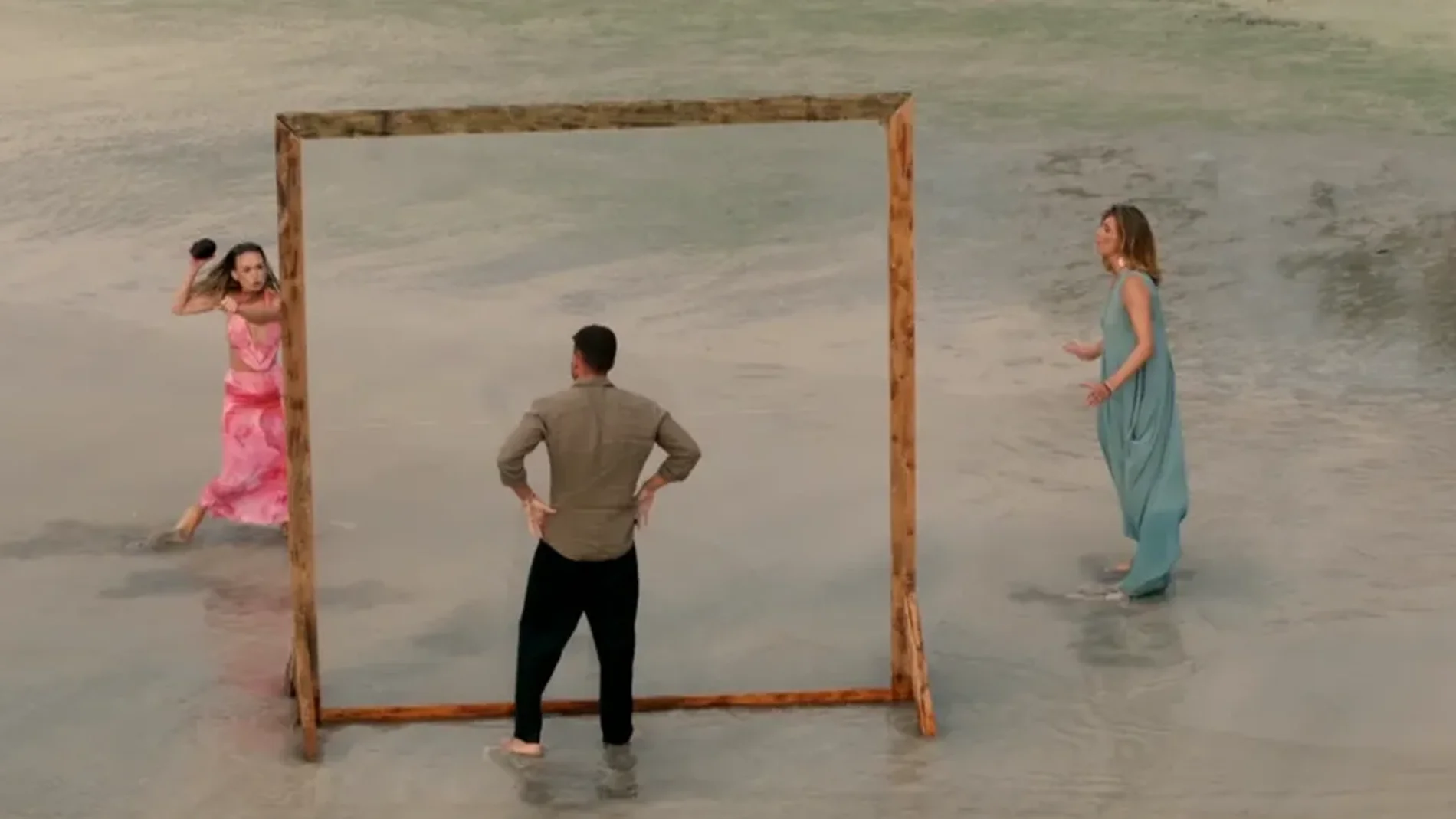 Almudena le lanza un coco a Darío ante la mirada de Sandra Barneda en el reencuentro más tenso de 'La isla de las tentaciones 9'