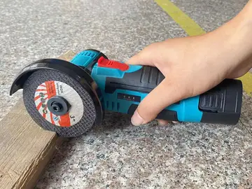 Una mini amoladora con 2 baterías por menos de 15 euros que resuelve desde cortar tornillos hasta repasar bordes metálicos mini amoladora con 2 baterías