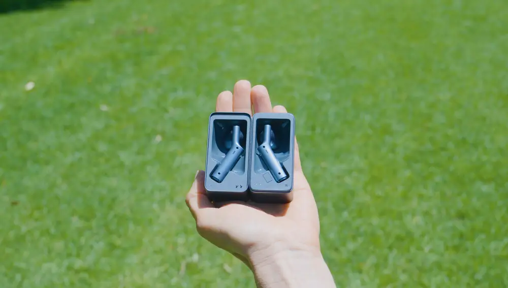 El W4 de Timekettle cabe en el bolsillo y se integra en el gesto cotidiano de colocarse un auricular