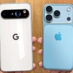 El Google Pixel 10 Pro en color 'Porcelain' (izquierda) y el iPhone 17 Pro en su acabado azul titanio (derecha)