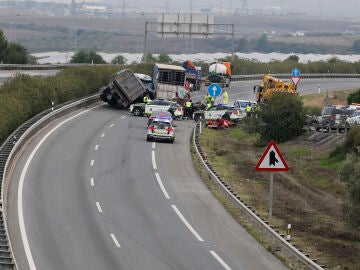 SEVILLA, 12/12/2025.- Tres personas han fallecido en un accidente de tr&aacute;fico m&uacute;ltiple que se ha producido a las 14.00 horas en la autopista A-66 a su paso por Guillena (Sevilla). La Guardia Civil ha informado a EFE este viernes de que en el accidente se han visto implicados al menos tres veh&iacute;culos, de los que dos son camiones. EFE/Jose Manuel Vidal