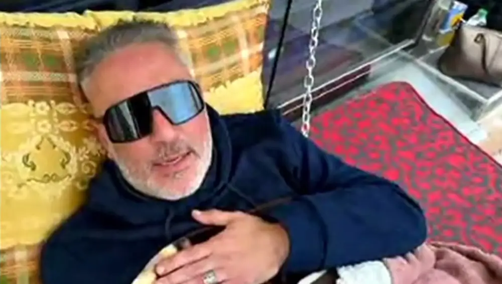 Kiko Hernández deja Melilla con una carta en la que promete más guerra al gobierno