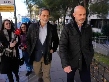 El juez deja en libertad al dueño y director ejecutivo de la aerolína Plus Ultra FOTODELDIA MADRID, 13/12/2025.- El director ejecutivo de la aerolínea Plus Ultra, Roberto Roselli (d), a la salida de los Juzgados de Plaza de Castilla después de quedar en libertad, con medidas cautelares, tras declarar este sábado ante el titular del Juzgado de Instrucción 13 de Madrid, que se encontraba de guardia y quien ha decretado la prohibición de salir del país, la retirada del pasaporte y la obligación de comparecer semanalmente en el juzgado. EFE/Borja Sánchez-Trillo