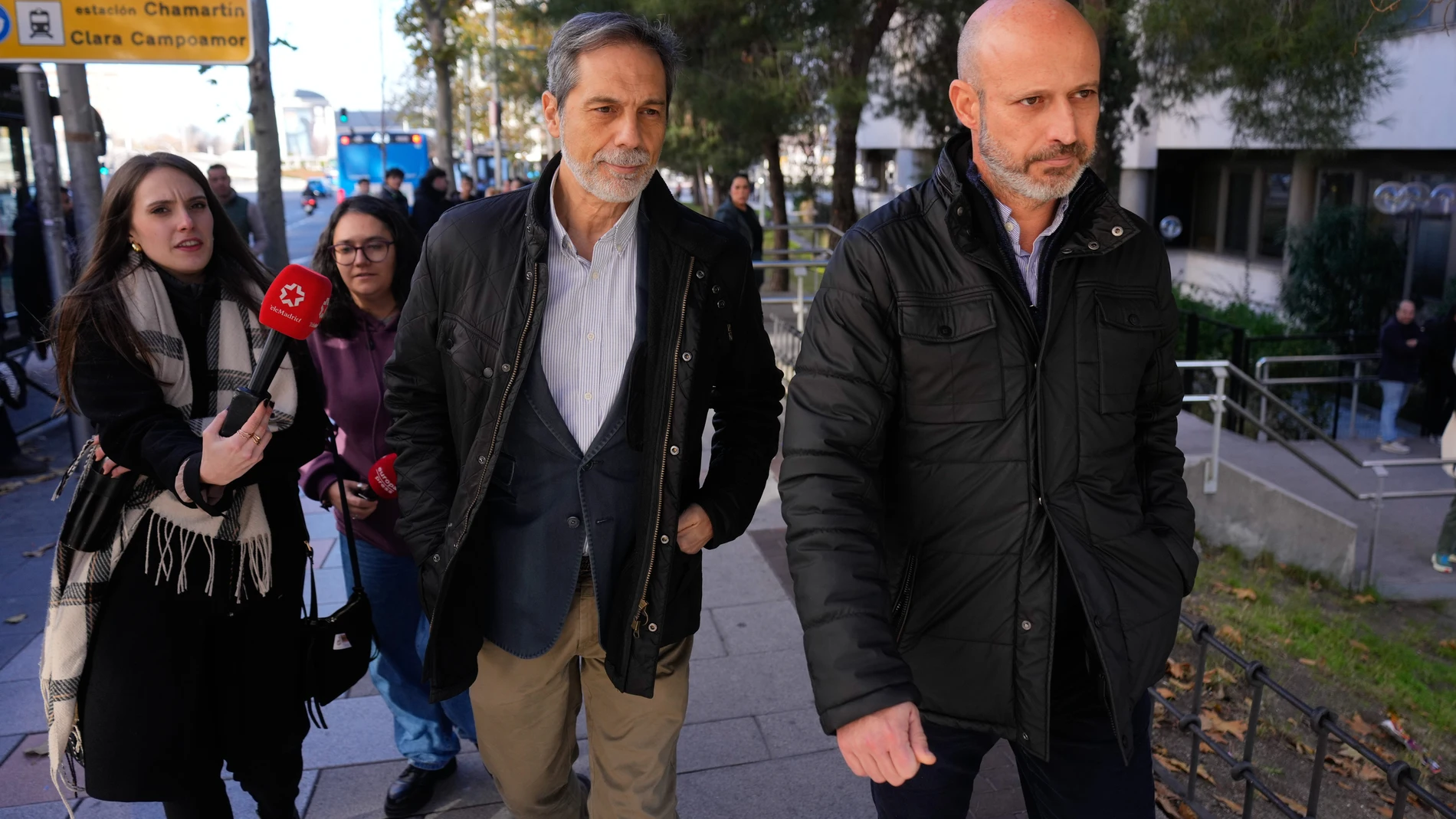FOTODELDIA MADRID, 13/12/2025.- El director ejecutivo de la aerolínea Plus Ultra, Roberto Roselli (d), a la salida de los Juzgados de Plaza de Castilla después de quedar en libertad, con medidas cautelares, tras declarar este sábado ante el titular del Juzgado de Instrucción 13 de Madrid, que se encontraba de guardia y quien ha decretado la prohibición de salir del país, la retirada del pasaporte y la obligación de comparecer semanalmente en el juzgado. EFE/Borja Sánchez-Trillo
