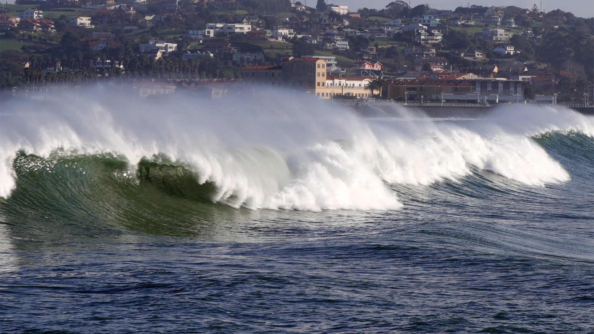 FOTODELDIA GIJÓN, 13/12/2025.- Fuerte oleaje en la playa de San Lorenzo esta tarde. Las intensas lluvias, el viento y el fuerte oleaje han puesto este sábado en alerta a cinco comunidades autónomas peninsulares (Andalucía, Asturias, Cantabria, Galicia y País Vasco), a las ciudades autónomas de Ceuta y Melilla, y al archipiélago canario. EFE/Paco Paredes