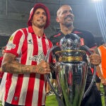 Juan Sebasti&aacute;n Ver&oacute;n, presidente de Estudiantes, posa con el trofeo y con Jos&eacute; Sosa