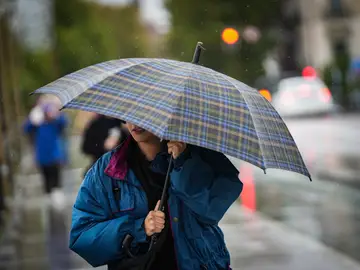 Aviso rojo este domingo por lluvia en Almería, naranja en Granada y amarillo en Cádiz Aviso rojo este domingo por lluvia en Almería, naranja en Granada y amarillo en Cádiz