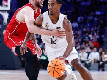 Maledon escapa de la defensa de Geben