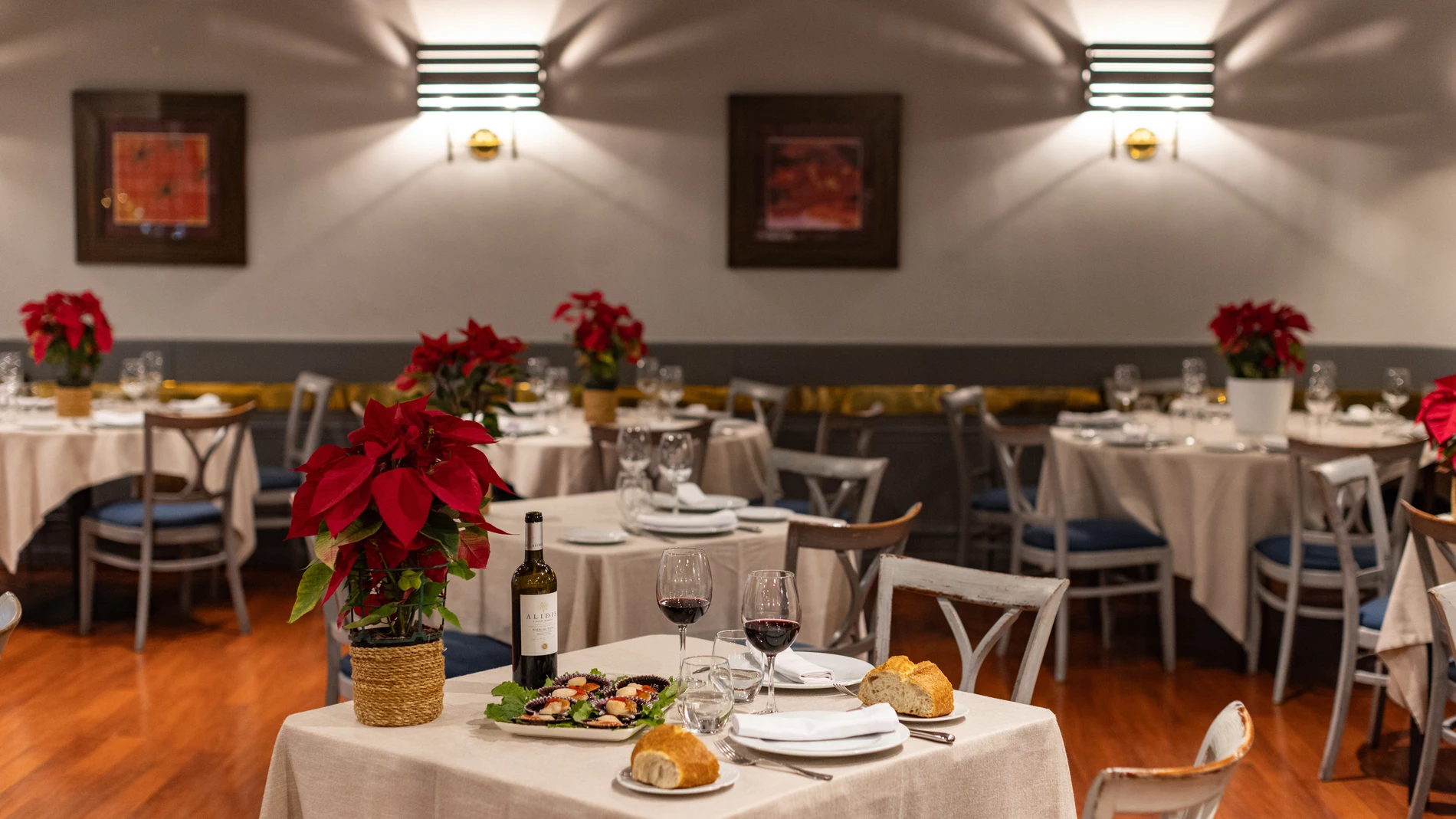 Este restaurante destaca por su propuesta mediterránea y su horno de leña