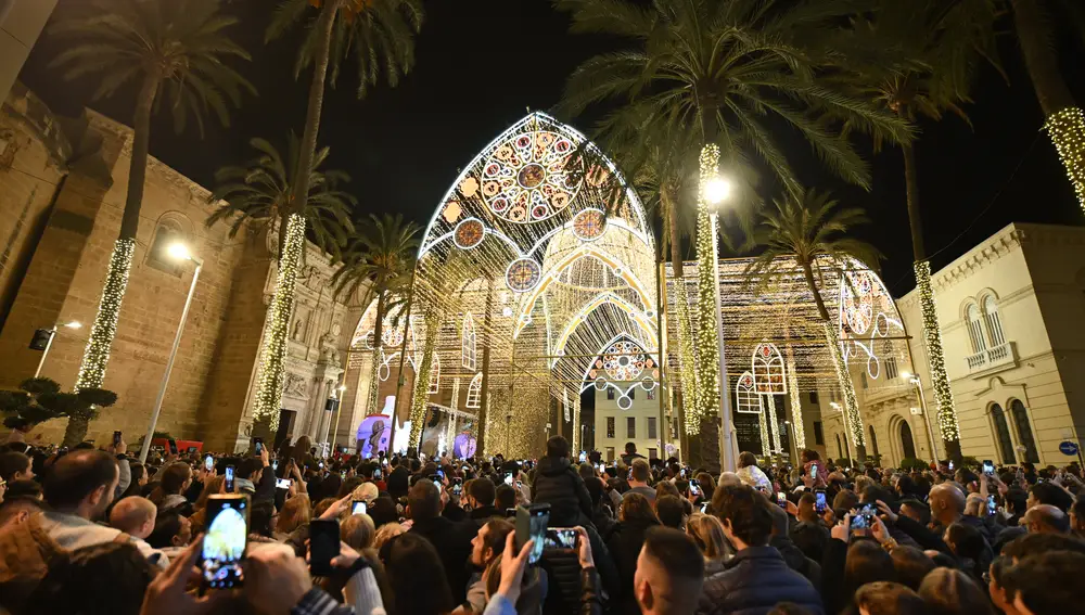 La ciudad brilla gracias a 1.2 millones de puntos LED y casi 200 arcos luminosos