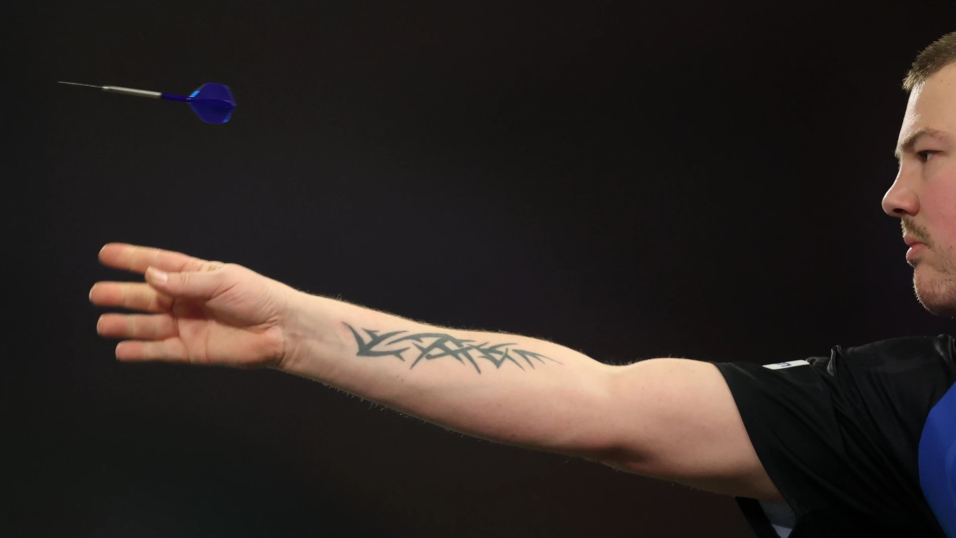 FOTODELDÍA EPA560. LONDRES (REINO UNIDO), 15/12/2025.- Andy Baetens, de Bélgica, compite contra Dirk van Duijvenbode, de los Países Bajos, en el Campeonato Mundial de Dardos este lunes, en Londres, (Reino Unido). EFE/ Neil Hall