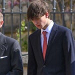 El pr&iacute;ncipe Eduardo de Inglaterra junto a su hijo, James, conde de Wessex