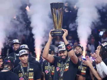 Knicks Spurs Basketball New York Knicks center Karl-Anthony Towns (32) celebrates with teammates after his team's victory against the San Antonio Spurs in the NBA Cup championship basketball game Tuesday, Dec. 16, 2025, in Las Vegas. (AP Photo/Ian Maule)