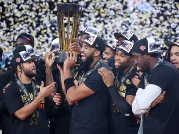 Karl-Anthony Towns sujeta el trofeo de campeón de la Emirates NBA Cup Karl-Anthony Towns sujeta el trofeo de campeón de la Emirates NBA Cup