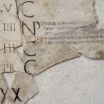 Fragmento en m&aacute;rmol de un antiguo calendario romano