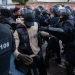 Los Mossos preparados para desalojar el asentamiento del antiguo instituto B9 de Badalona (Barcelona)
