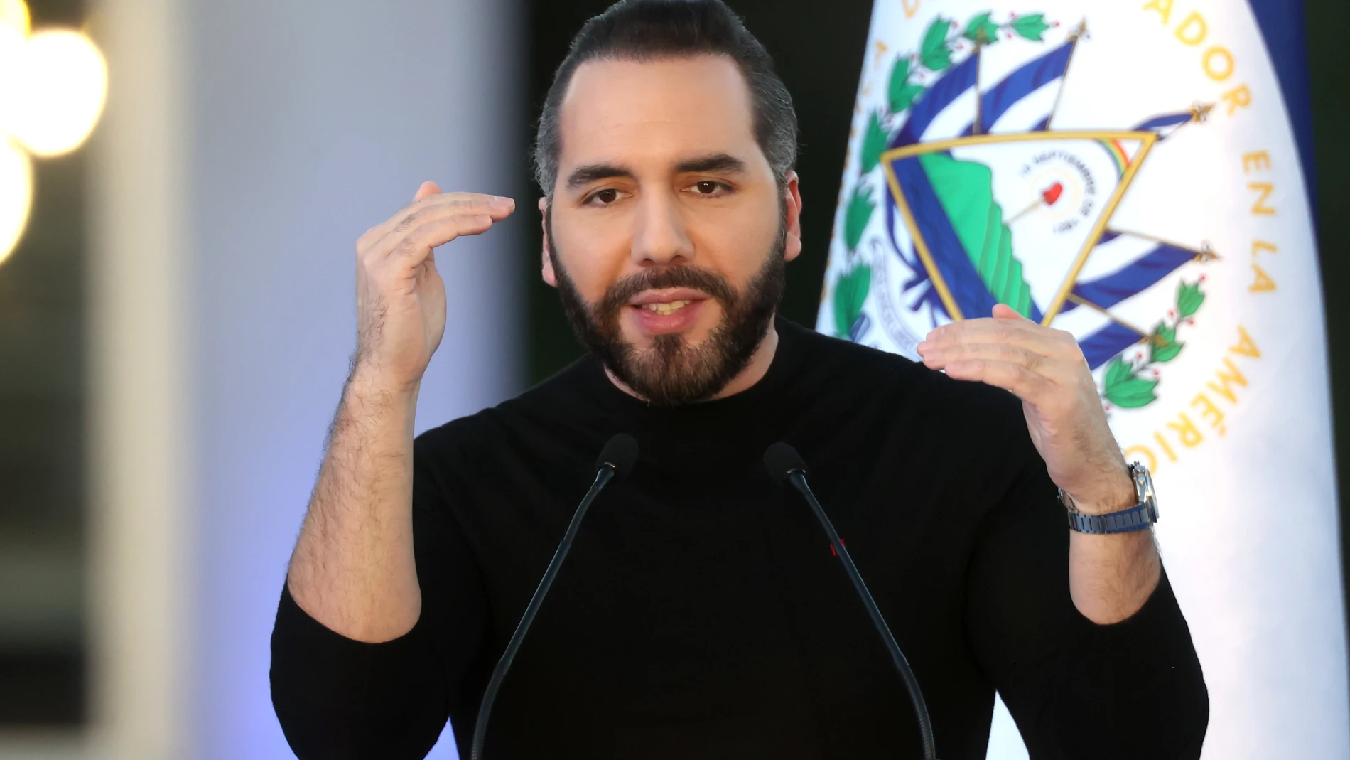 AME8916. SAN SALVADOR (EL SALVADOR), 16/12/2025.- El presidente de El Salvador, Nayib Bukele, habla durante la colocación de la primera piedra del proyecto AirCity este martes, en San Salvador (El Salvador). El Salvador construirá una zona franca aeroportuaria para impulsar la logística aérea y terrestre en el país y en Centroamérica, donde se espera que se establezcan "grandes operadores" de comercio electrónico y aeromantenimiento, anunció Bukele. EFE/ Javier Aparicio