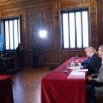 Collboni firmando el acuerdo