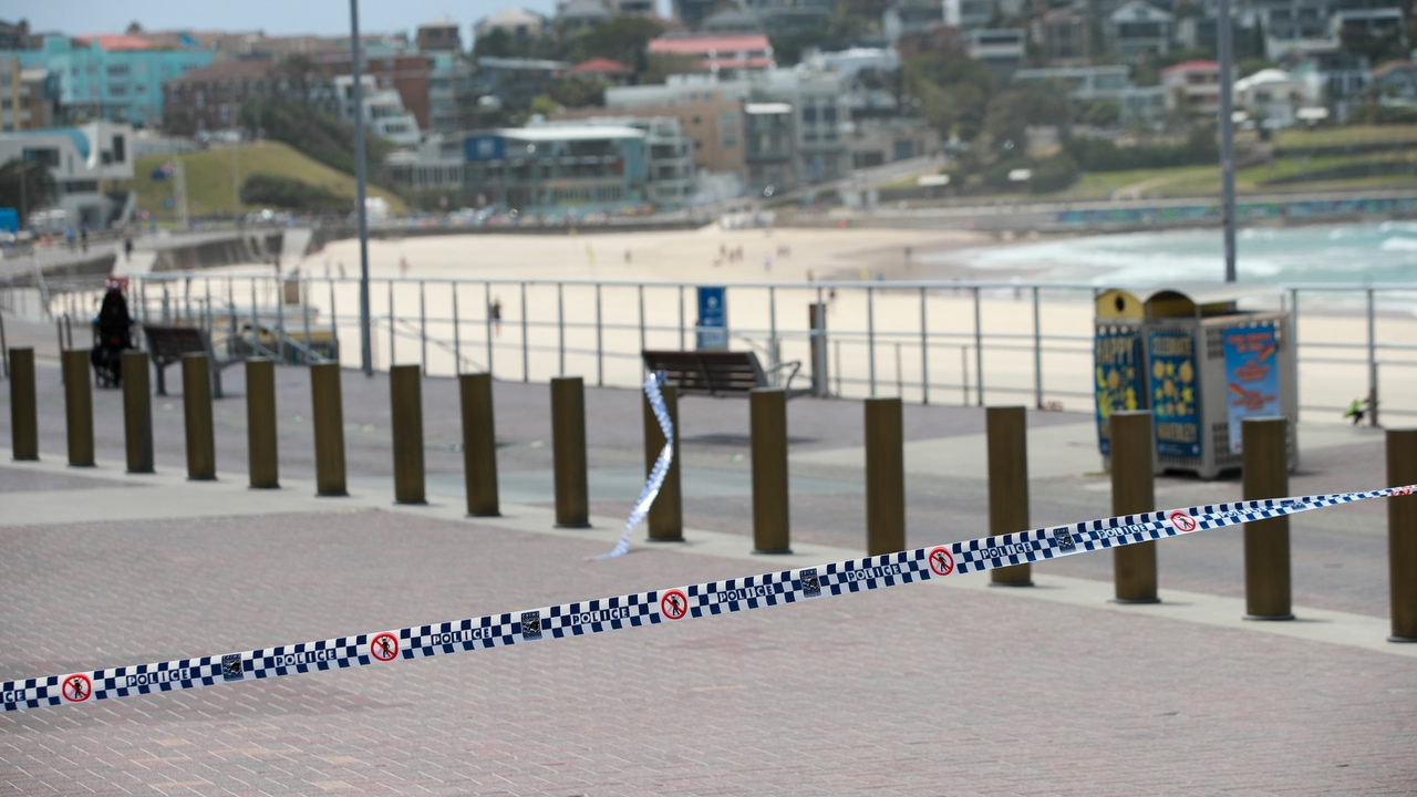 Joven australiano acusado de 59 delitos, incluidos 15 asesinatos, por ataque terrorista en playa de Sídney