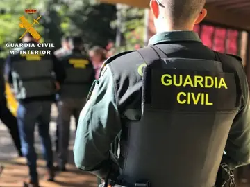 Imagen de recurso de un agente de la Guardia Civil de espaldas. Imagen de recurso de un agente de la Guardia Civil de espaldas.