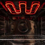 C&oacute;mo limpiar la suciedad incrustada del horno en 10 minutos y sin frotar