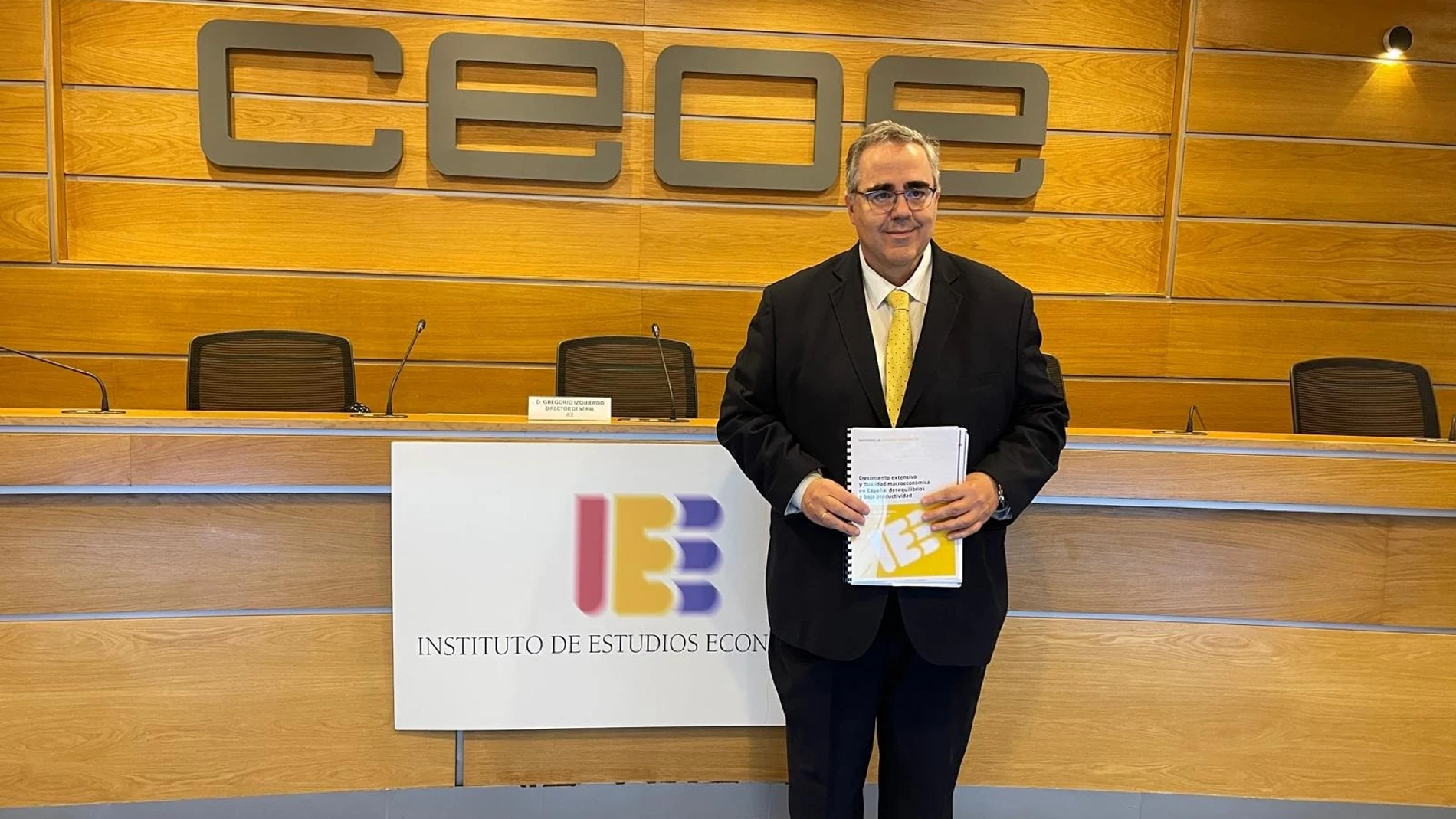El director general, Gregorio Izquierdo, presenta el informe semestral de Coyuntura Económica del Instituto de Estudios Económicos titulado “Crecimiento extensivo y dualidad macroeconómica en España: desequilibrios y baja productividad”. REMITIDA / HANDOUT por IEE Fotografía remitida a medios de comunicación exclusivamente para ilustrar la noticia a la que hace referencia la imagen, y citando la procedencia de la imagen en la firma 18/12/2025