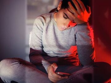 Quedarse fuera del chat grupal: la exclusi&oacute;n digital como forma silenciosa de rechazo entre adolescentes