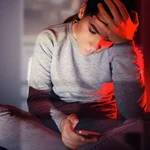 Quedarse fuera del chat grupal: la exclusión digital como forma silenciosa de rechazo entre adolescentes