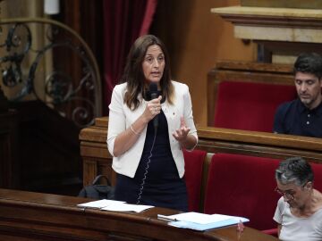 La consellera de Educaci&oacute;n, Esther Niub&oacute;, en un pleno del Parlament