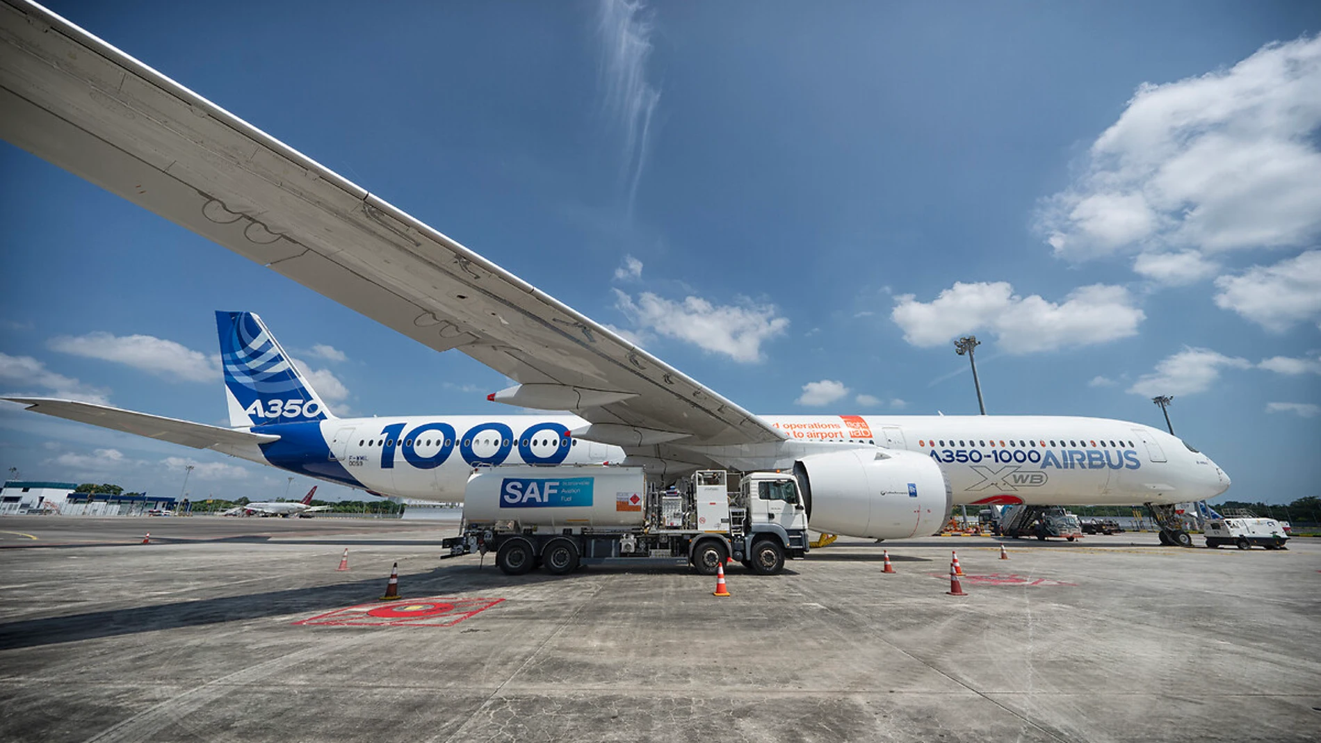 El Airbus A350-1000, que se repostó con una mezcla de combustible sostenible para aviación (SAF) al 35% antes de participar en una exhibición en 2024