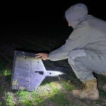 Un soldado ucraniano inspecciones los fragmentos de un dron Shahed ruso