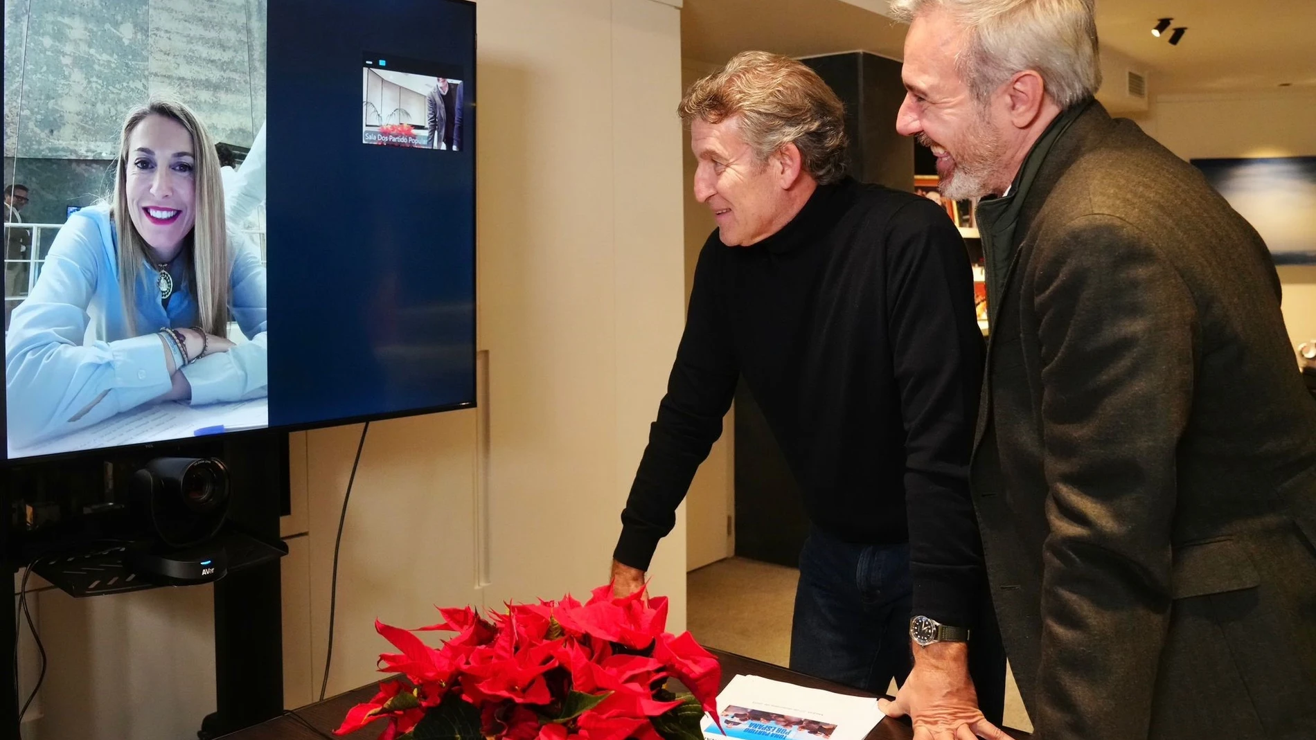 El líder del PP, Alberto Núñez Feijóo, felicita por videoconferencia a la candidata 'popular' en las elecciones a la Junta de Extremadura, María Guardiola, junto al presidente del PP en Aragón, Jorge Azcón REMITIDA / HANDOUT por DAVID MUDARRA - PP Fotografía remitida a medios de comunicación exclusivamente para ilustrar la noticia a la que hace referencia la imagen, y citando la procedencia de la imagen en la firma 21/12/2025