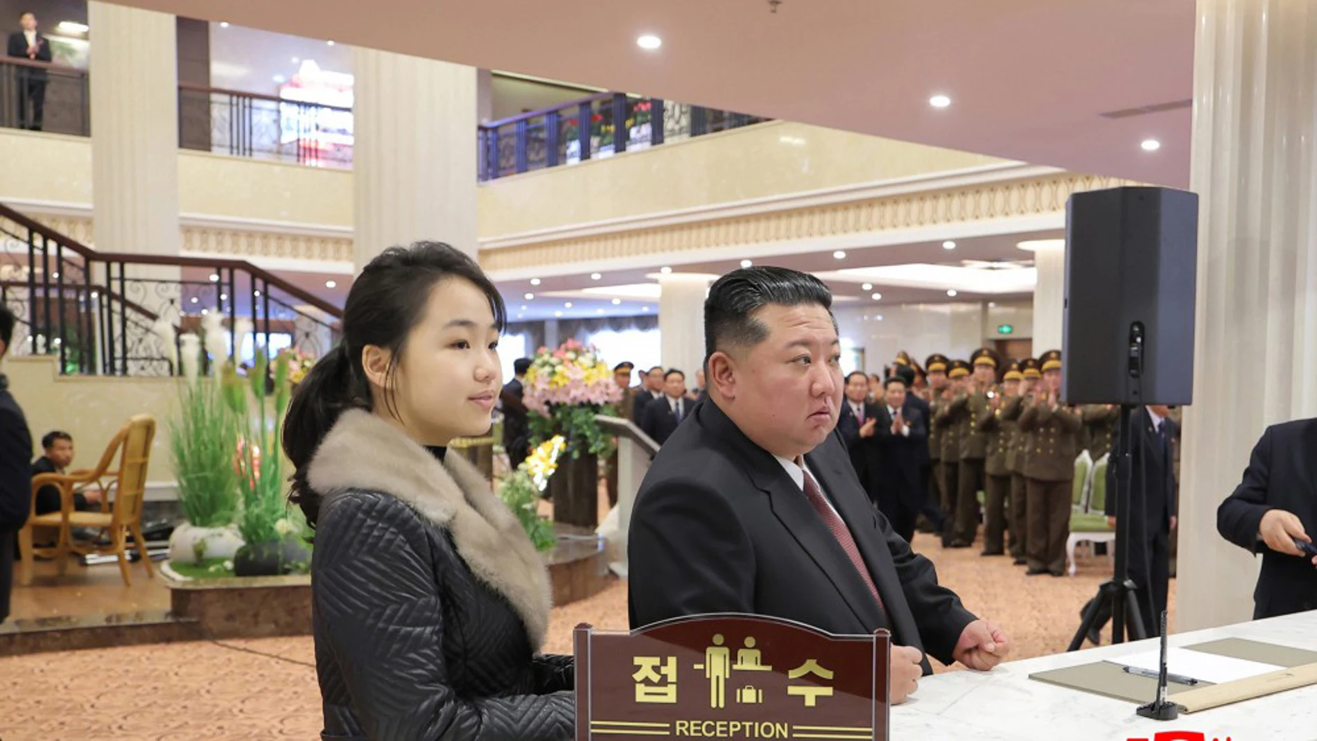 AME156. SAMJIYON (COREA DEL NORTE), 22/12/2025.- Fotografía cedida por la agencia estatal de noticias norcoreana KCNA que muestra al líder de Corea del Norte, Kim Jong-un (d) junto a su hija Kim Ju Ae este martes, en Samjiyon (Corea del Norte). Jong-un visitó un lujoso complejo hotelero de montaña dotado de baños termales y restaurantes de barbacoa acompañado de su hija, de quien se especula que podría ser la heredera del régimen, afirmó la agencia estatal de noticias norcoreana KCNA. EFE/ KC...