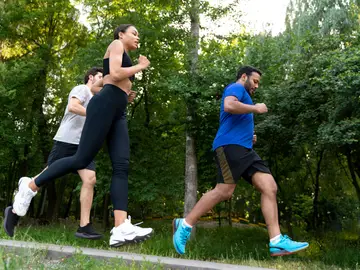 La actividad física activa procesos de desgaste y recuperación en el cuerpo, un momento clave para la salud Personas adultas haciendo ejercicio al aire libre, relacionado con los efectos del ejercicio en el cuerpo