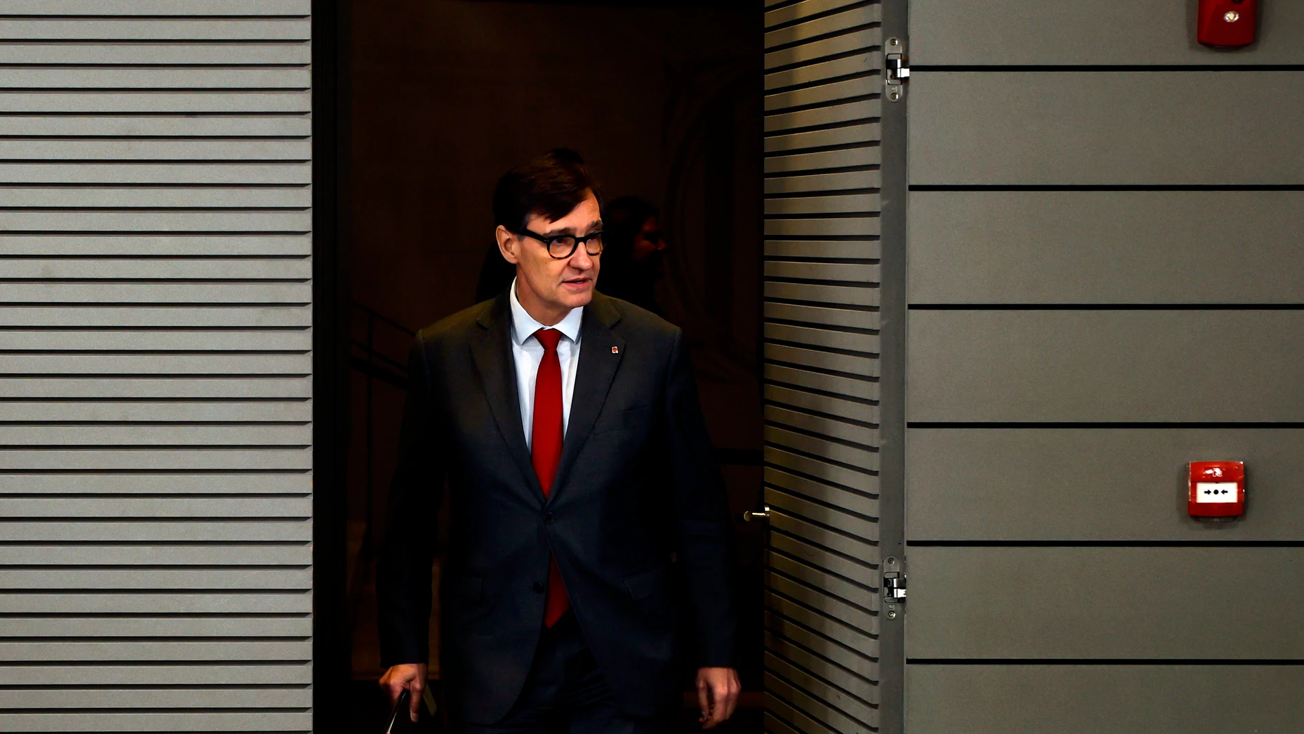 GRAFCAT6032. BARCELONA, 23/12/2025.- El presidente de la Generalitat, Salvador Illa, durante la rueda de prensa posterior a la reunión semanal del Consell Executiu, en la que ha hecho balance del año político. EFE/Alberto Estévez