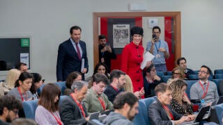 El ministro de Transportes y Movilidad Sostenible, Óscar Puente, y la ministra de Seguridad Social, Inclusión y Migraciones y nueva portavoz del Gobierno, Elma Saiz, a sy llegada a una rueda de prensa posterior al Consejo de Ministros, en el Palacio de la Moncloa, a 23 de diciembre de 2025, en Madrid (España). El Gobierno ha aprobado en el último Consejo de Ministros del año 2025 el nuevo abono transporte único para todo el territorio español, además de prorrogar los descuentos al transporte...