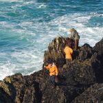 Imagen de archivo de percebeiros trabajando.