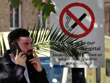 Un brit&aacute;nico da unas caladas a un cigarro en los alrededores de un hospital