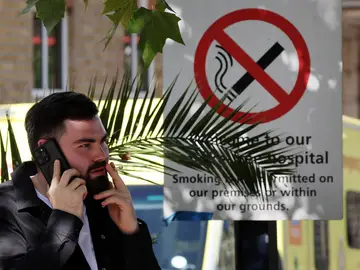 Un británico da unas caladas a un cigarro en los alrededores de un hospital Un británico da unas caladas a un cigarro en los alrededores de un hospital