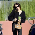 La modelo Kaia Gerber con batido verde y ropa deportiva.