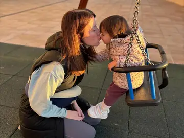 Sonia González junto a su hija, Martina, a la que dio a luz después de haber sufrido un ictus Sonia González junto a su hija, Martina, a la que dio a luz después de haber sufrido un ictus