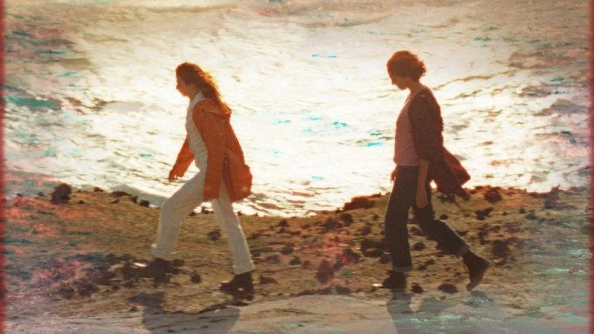 Irene Escolar y Agustina Muñoz en un fotograma de "Ariel"