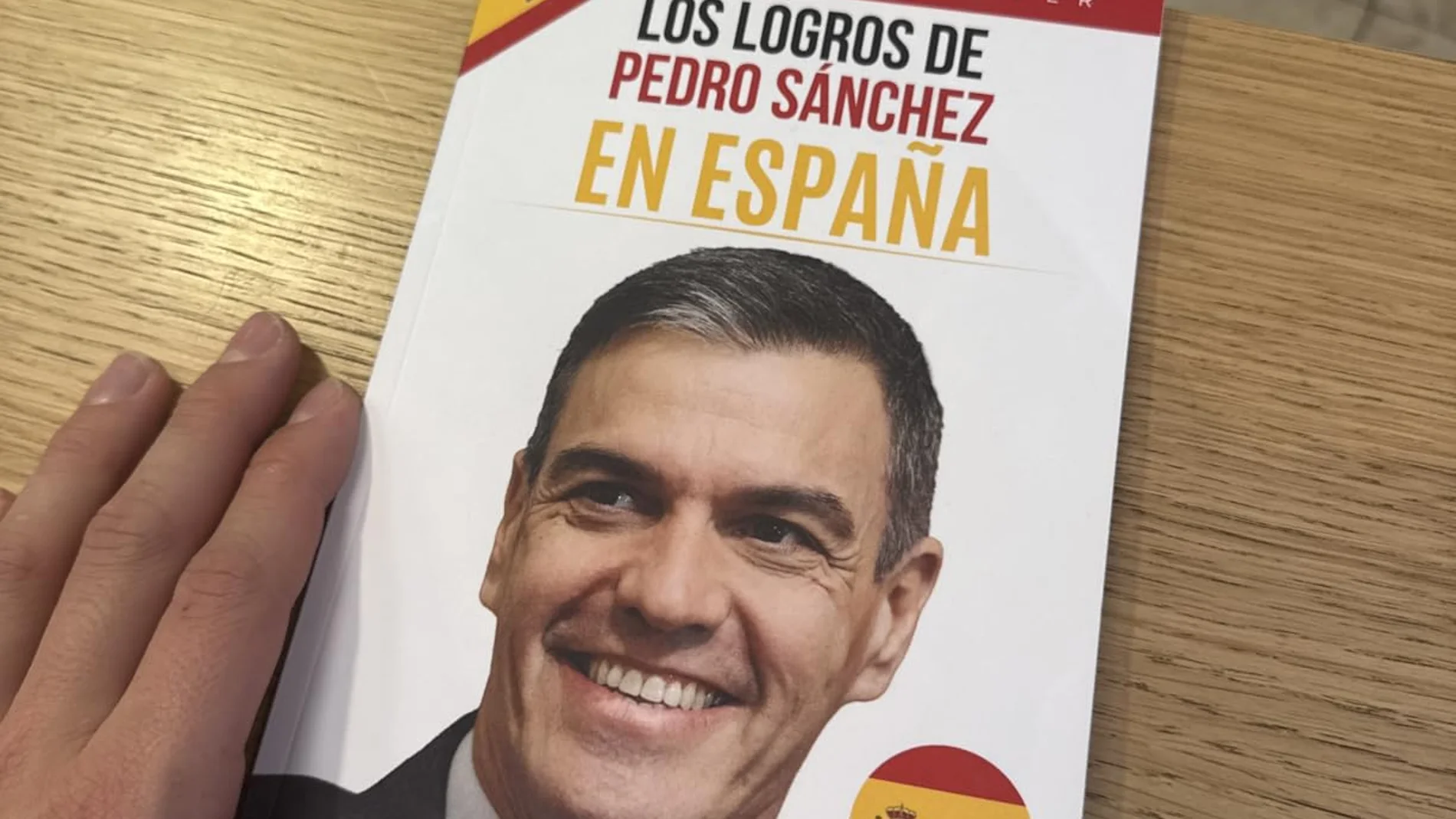 El libro que trolea a Pedro Sánchez apunta a ser el más regalado en Navidad