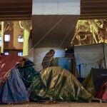 Unas 60 personas desalojadas en Badalona pasan la Nochebuena debajo del puente de la C31