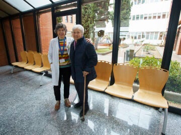 Dolores Quiroga (D), usuaria de la iniciativa 'Es Navidad y hay una silla vac&iacute;a', de la fundaci&oacute;n La Caixa, junto a su psic&oacute;loga, Susana Marcos (I)