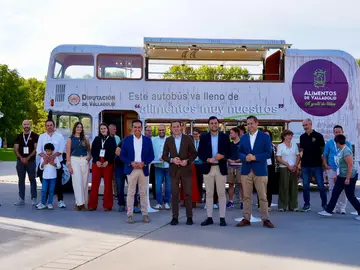 Conrado Íscar junto al autobús de Alimentos de Valladolid Conrado Íscar junto al autobús de Alimentos de Valladolid