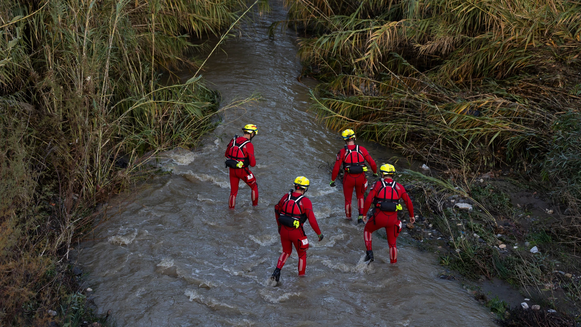 MÁLAGA, 28/12/2025.- Efectivos del cuerpo de bomberos durante las labores de búsqueda en el río Fahala, de los dos hombres, de 53 y 54 años, desaparecidos después de el río arrastrara la furgoneta en la que viajaban en Alhaurín el Grande (Málaga) debido a las intensas lluvias en la provincia. La Guardia Civil ha hallado el cuerpo sin vida de uno de los dos hombres aproximadamente a un kilómetro de donde se localizó la furgoneta, que estaba destrozada. EFE/ Carlos Diaz
